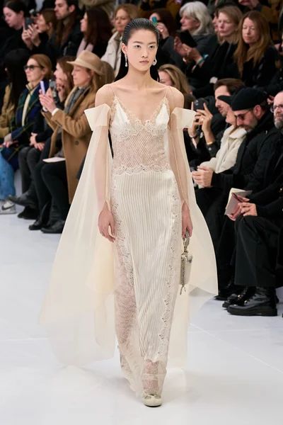 Look 16